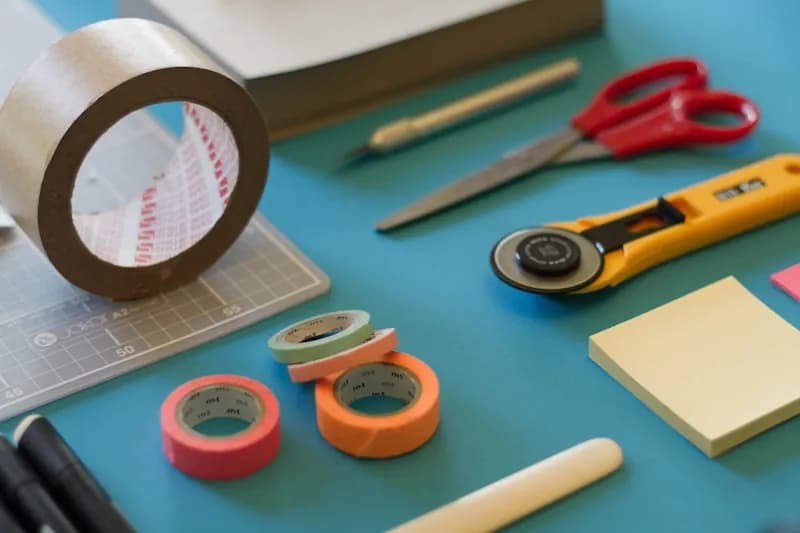 Werkzeug und Ersatzteile für professionelle Möbelmontage bereitgelegt