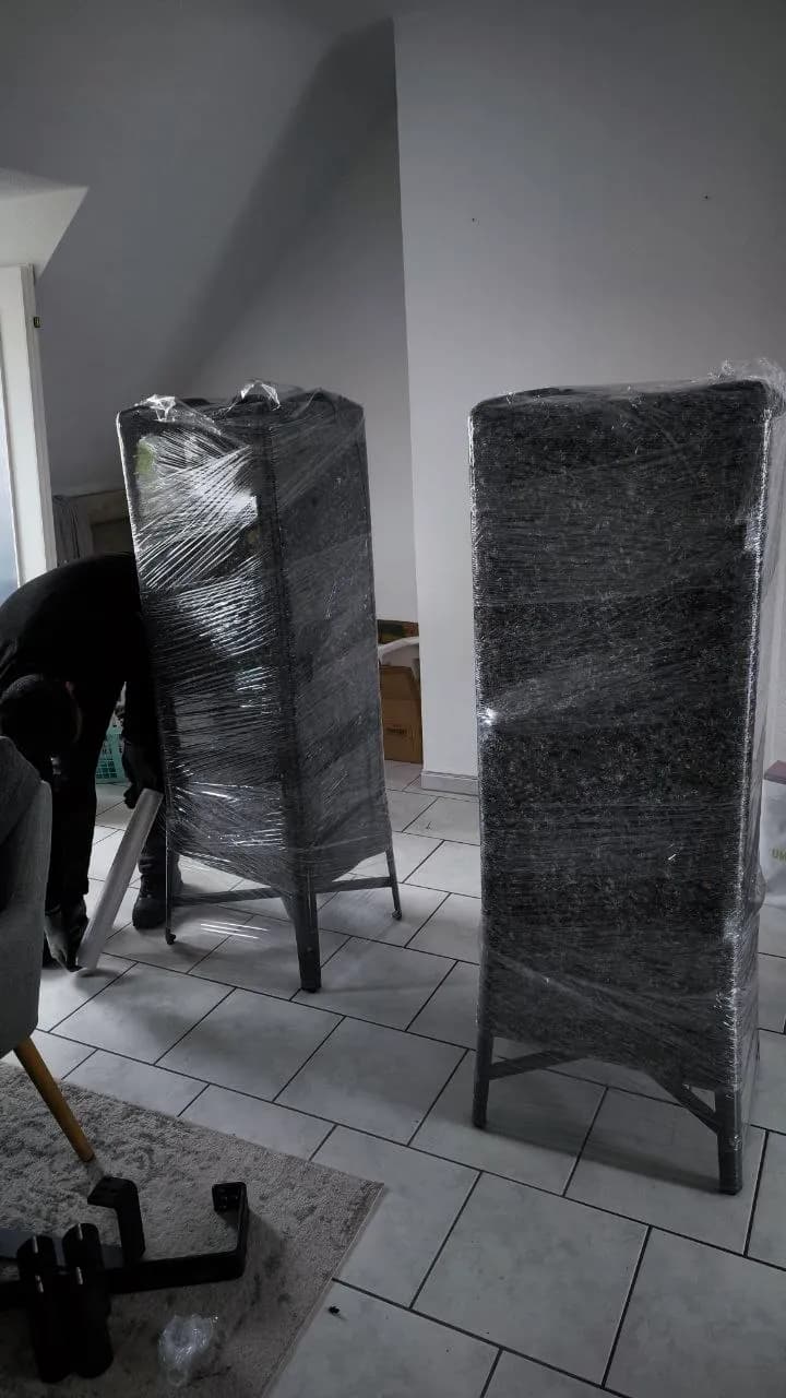Fertig verpackte Stühle bereit für den Transport
