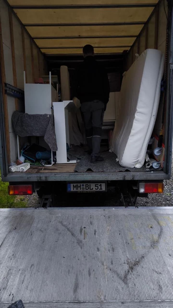 Vollbeladener Umzugs-LKW mit Ladebordwand